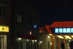 慢速列车影片中缓缓穿过平原的夜行列车车窗
