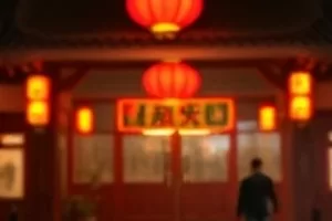雾港回声影片中夜雾笼罩的码头与缓慢靠岸的货轮场景
