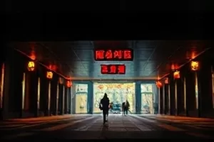 雨夜订书机影片中雨窗内亮着台灯的旧书桌